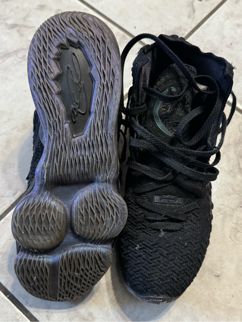 LeBrons High-Top Nike Basketball Shoes - Picture 2 of 6